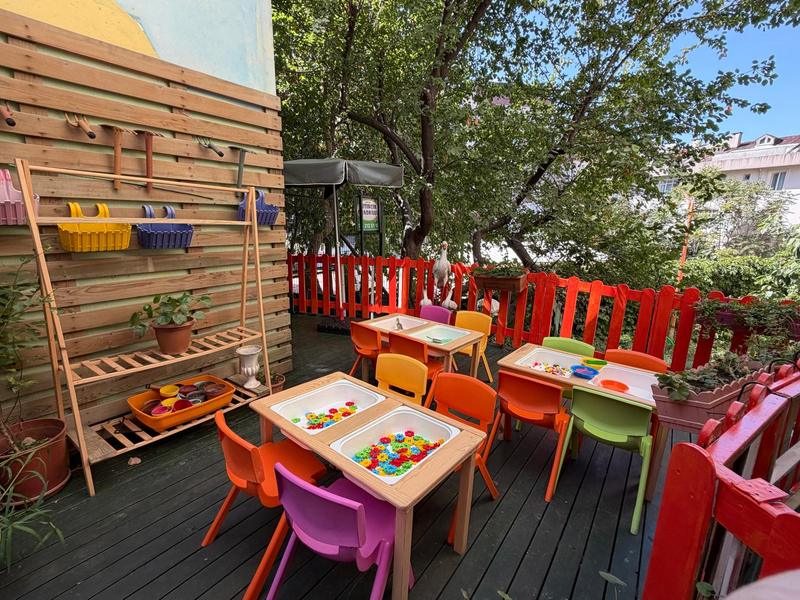 Verandamızda sanat etkinliği masalarımız