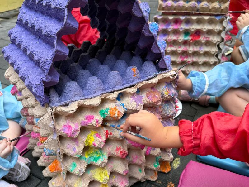 Yumurta viyolleriyle kule yapıyoruz