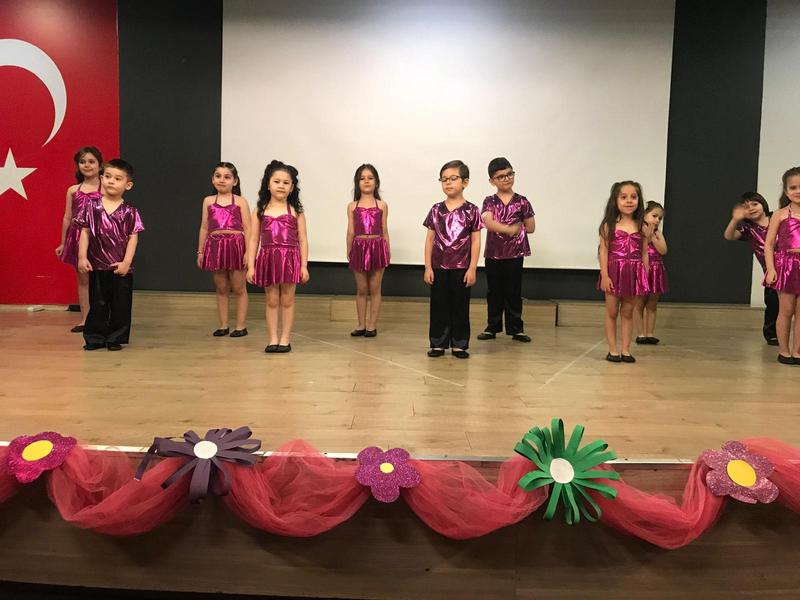 Yıl sonu gösterimizde sahnedeki minik dansçılarımız